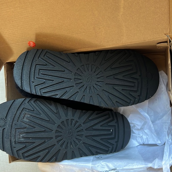 Womens Ugg disquette - size 9 like new! Sold out! - Picture 6 of 10